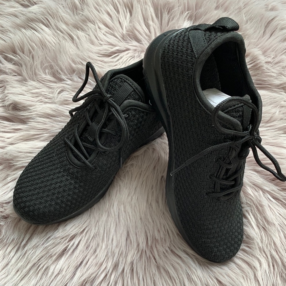 Yilan All Black Athletic Sneakers Size 8 NWT